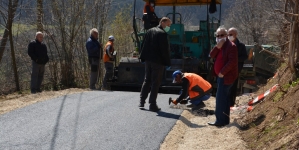 Mensur Alić vlastitim sredstvima asfaltirao put dužine 400 metara u općini Teočak