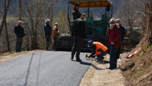 Mensur Alić vlastitim sredstvima asfaltirao put dužine 400 metara u općini Teočak