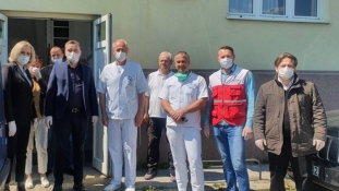 “Merhamet” donirao izolatoriju UKC-a Tuzla zaštitnu opremu