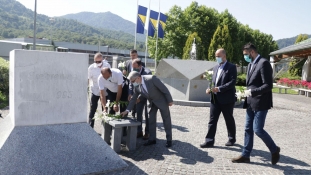 Ministar Bukvarević u Potočarima: Podrška prikupljanju predmeta na putu spasa