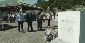 Delegacija Kantonalne vlade posjetila memorijalne centre u Veljacima i Potočarima