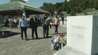 Delegacija Kantonalne vlade posjetila memorijalne centre u Veljacima i Potočarima