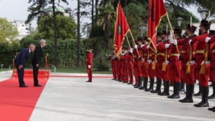 Predsjednik Albanije dočekao Džaferovića uz vojne počasti