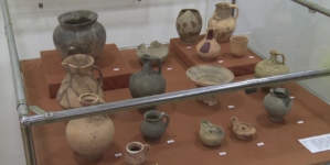 Replike prahistorijske grnčarije na izložbi u Muzeju istočne Bosne u Tuzli