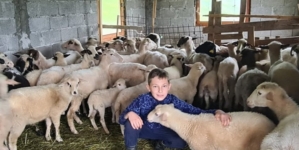 ‘Merhamet’ Tuzla i BH Telecom pomogli mladom farmeru s područja Bratunca