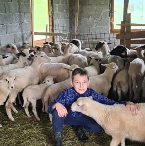 ‘Merhamet’ Tuzla i BH Telecom pomogli mladom farmeru s područja Bratunca