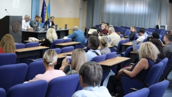 U Tuzli održana prva promocija knjige Ćamila Durakovića  “Srebrenica: Zaboravljeno obećanje”