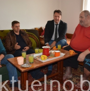 Ministar Ahmetović posjetio demobilisanog borca Emira Mujakovića u Gornjoj Tuzli