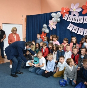 Premijer Hodžić i ministar Baraković uručili besplatne udžbenike osnovcima