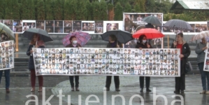 Mirni protesti majki Srebrenice u Tuzli: Svaka kap kiše na licima napaćenih majki je svjedok genocida (VIDEO)