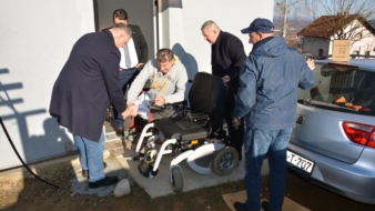 Savez RVI TK obezbijedio električna kolica za 100 % ratnog vojnog invalida Fadila Kadrića iz Devetaka