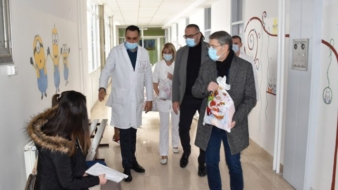 Grad Tuzla obezbijedio novogodišnje paketiće za djecu hospitaliziranu u Klinici za dječije bolesti