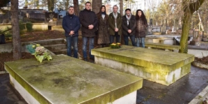 Uposlenici Centra za kulturu Tuzla položili cvijeće na grob Ismeta i Marije Mujezinović