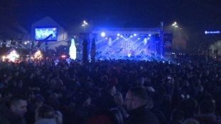 Hiljade građana na Trgu slobode u Tuzli uz vatromet dočekalo Novu godinu