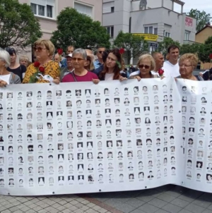 Dan bijelih traka obilježen u Prijedoru, ali bez tradicionalne šetnje kroz grad