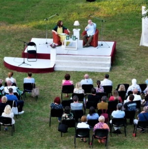 Na otvorenoj sceni BKC TK u Tuzli održano Književno veče sa Dževadom Karahasanom