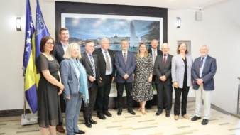 Članovi britanskog parlamenta i ambasador Field se sastali sa gradonačelnikom Jasminom Imamovićem i predsjedavajućom Gradskog vijeća Natašom Perić