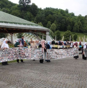 Prvi put Majke Srebrenice u Potočarima održale mirni protest