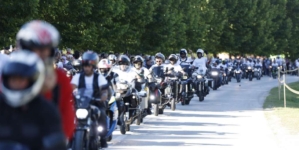 U Potočare stiglo oko 700 motorista da odaju počast žrtvama