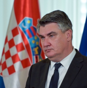 Iz udruženja žrtava genocida poručili Milanoviću da nije dobrodošao u Srebrenicu.Ured predsjednika RH odgovorio”Navodna izjava je laž a laži ne želimo komentirati”