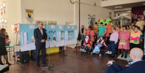 Grad Tuzla i ove godine obezbijedio novogodišnje paketiće za djecu