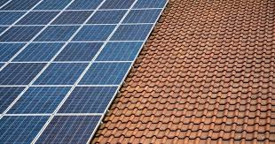 Vlada TK pojednostavljuje postupak postavljanja solarnih panela na građevinama