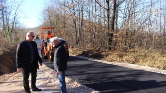 Danas počelo asfaltiranje prilaznog puta ka groblju Veresike u naselju Tetima