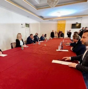 U Doboju počeo sastanak predstavnika SNSD-a i lidera stranaka Osmorke