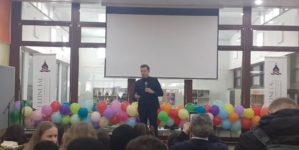 Učenici iz Tuzle sa Adisom Ahmetovićem na manifestaciji ”Mir u svijetu” u Hanoveru