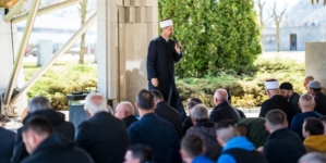 Obilježena 20. godišnjica od prve kolektivne dženaze u Memorijalnom centru Srebrenica  