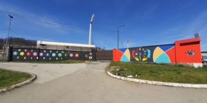 Oslikan mural tolerancije koji krasi zidove sportskog stadiona Tušanj