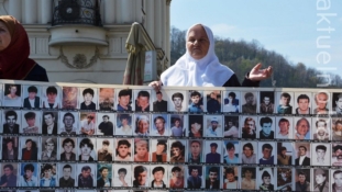 Mirni protesti Majki Srebrenice u Tuzli: Sjećanja na ramazan i bajram iz aprila 1992. godine su posebno bolna