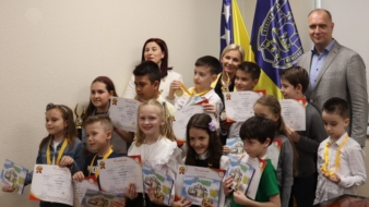 Gradonačelnik Lugavić uručio medalje nagrađenim učesnicima online takmičenja Brainobrain