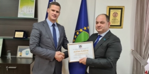 Vlada TK dobila Zlatnu plaketu za zasluge u poboljšanju statusa romskog naroda