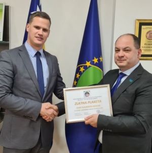 Vlada TK dobila Zlatnu plaketu za zasluge u poboljšanju statusa romskog naroda