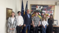 Prvonagrađeni učenici Osnovne škole “Jala” na prijemu kod gradonačelnika Lugavića