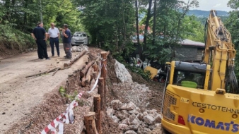 Klizište u Fočanskoj ulici u Tuzli ugrozilo lokalni put