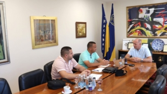Gradonačelnik Lugavić i menadžment JKP Saobraćaj i komunikacije razgovarali o aktivnostima na unapređenju komunalnih usluga
