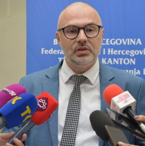 Ministar Omerović: Roditelji učenika osnovnih škola ne trebaju kupovati udžbenike i radne sveske