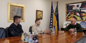Gradonačelnik Lugavić se sastao sa Mirzom Mustafagićem i predstavnikom Fondacije tuzlanske zajednice u povodu humanitarne kampanje “I ti možeš biti ta osoba”