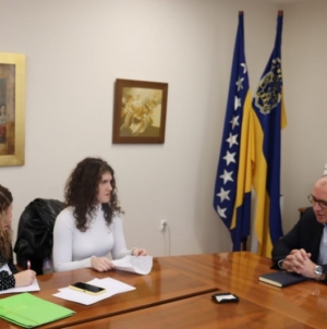 Gradonačelnik Lugavić razgovarao sa učenicama Medicinske škole o problemu odlaska mladih