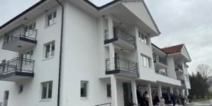 Zatvara se kolektivni centar u Čeliću: Ključeve novih stanova preuzelo 18 porodica