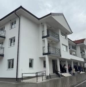Zatvara se kolektivni centar u Čeliću: Ključeve novih stanova preuzelo 18 porodica