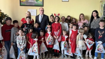Gradonačelnik Lugavić razveselio mališane novogodišnjim paketićima