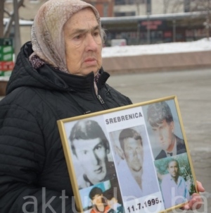 Mirni protesti majki Srebrenice u Tuzli: Deveti januar je “krvavi dan” za Bošnjake Srebrenice VIDEO
