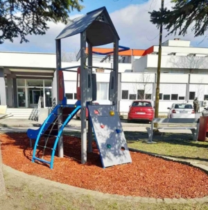 Izgrađeno igralište ispred dječije bolnice u Tuzli: Iskra nesebičnosti rasplamsala dječije osmijehe 