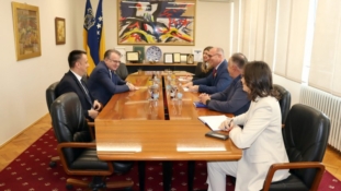 Premijer Nikšić i ministar Lakić razgovarali s gradonačelnikom Lugavićem o ključnim projektima za Tuzlu