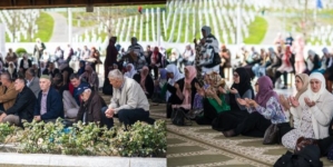 U Memorijalnom centru Srebrenica obilježena 21. godišnjica od prve kolektivne dženaze žrtvama genocida u Srebrenici