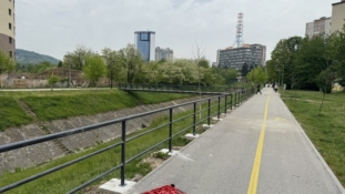U toku postavljanje zaštitne ograde duž pješačko-biciklističke staze na potezu od OŠ “Novi Grad” prema zgradi Glavne pošte