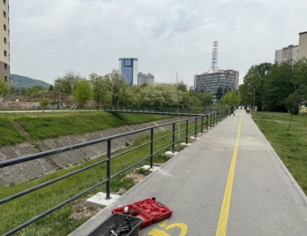 U toku postavljanje zaštitne ograde duž pješačko-biciklističke staze na potezu od OŠ “Novi Grad” prema zgradi Glavne pošte